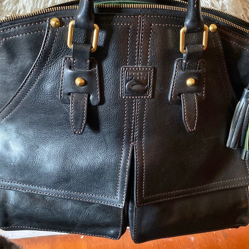 Dooney & Bourke 🦆 black Florentine leather